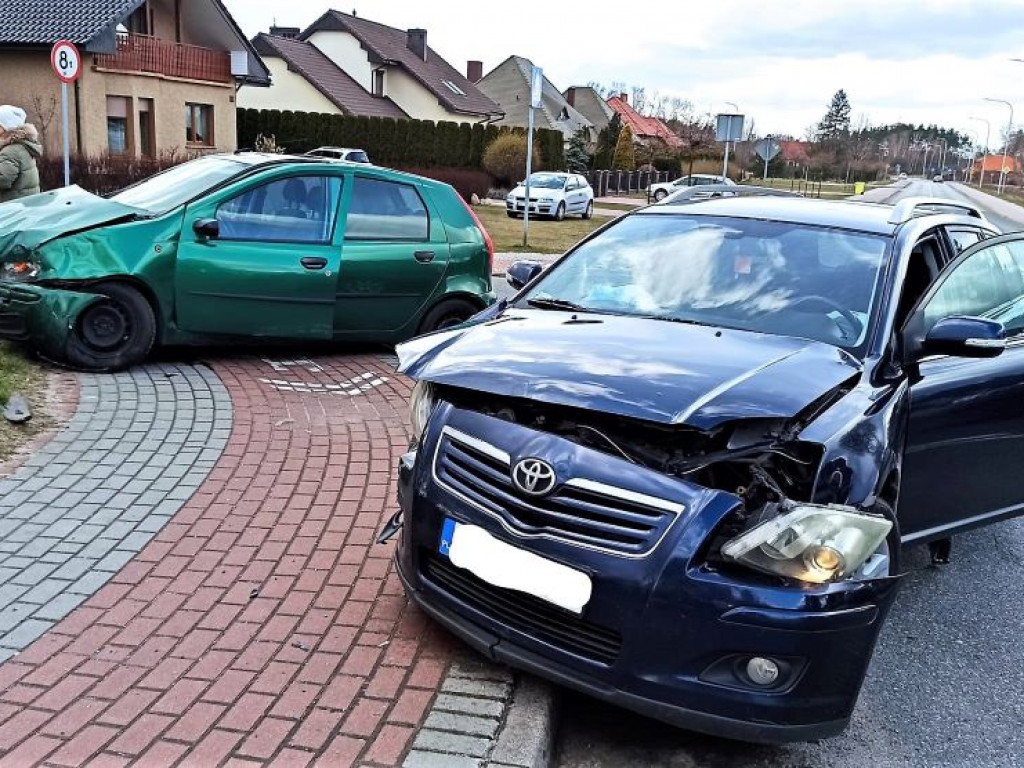 OSTRZESZÓW: Zderzenie fiata punto z toyotą