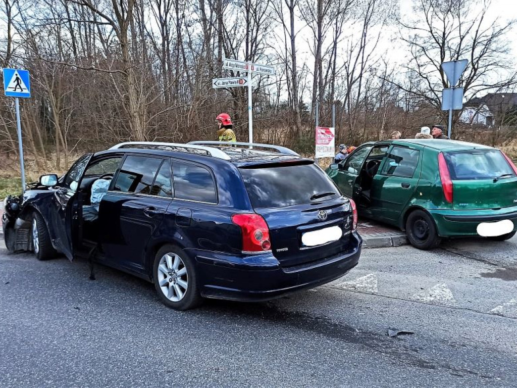 OSTRZESZÓW: Zderzenie fiata punto z toyotą