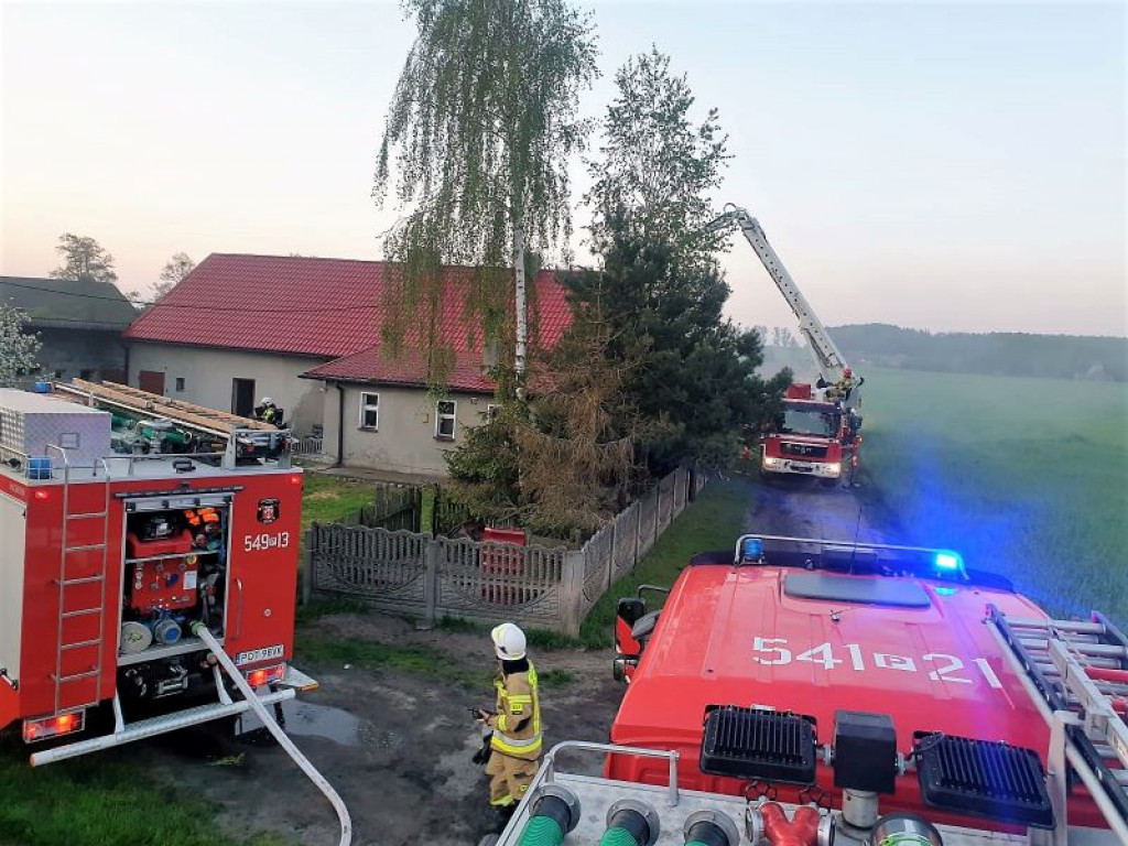 KALISZKOWICE OŁOBOCKIE: Z płonącego budynku wynieśli dwie butle z gazem