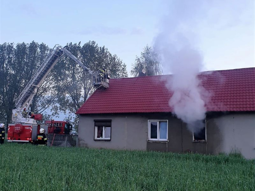 KALISZKOWICE OŁOBOCKIE: Z płonącego budynku wynieśli dwie butle z gazem