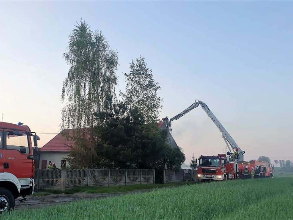 KALISZKOWICE OŁOBOCKIE: Z płonącego budynku wynieśli dwie butle z gazem
