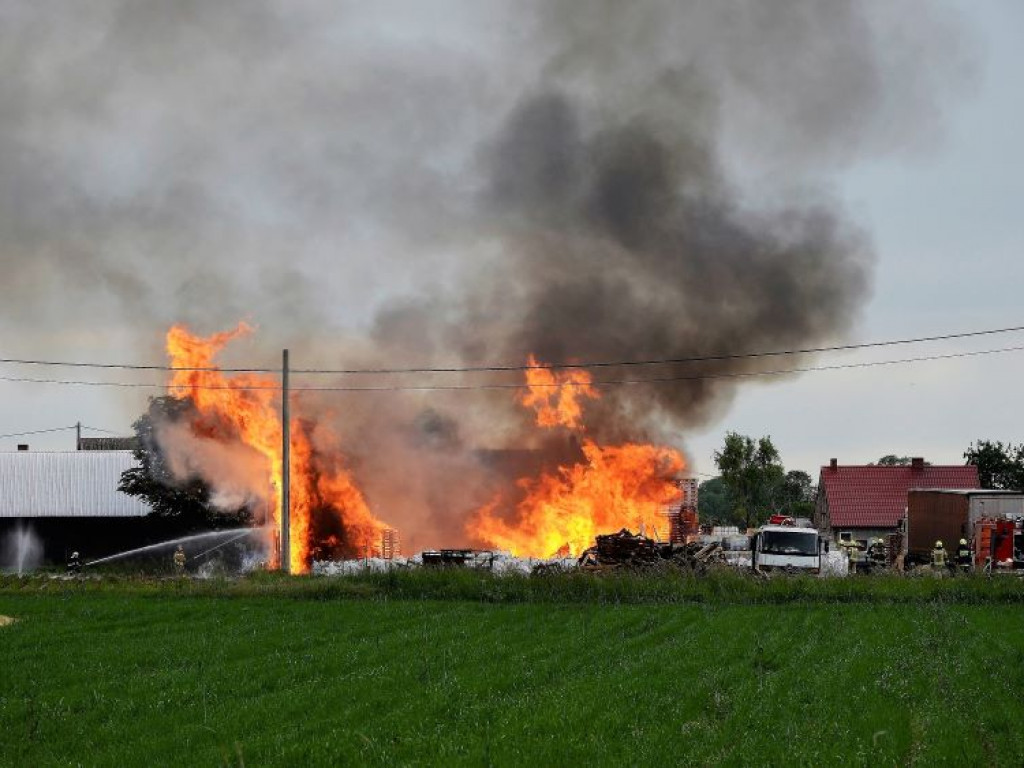Pożar składu palet w Palatach