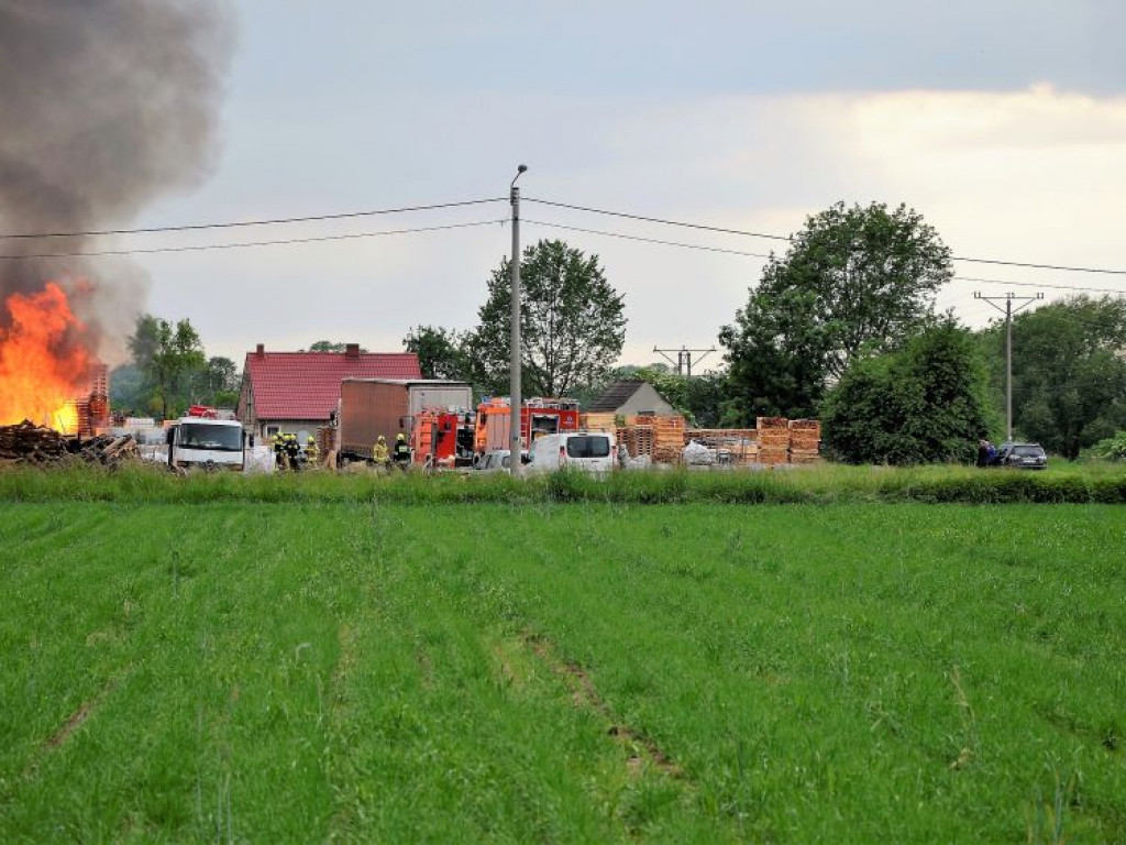 Pożar składu palet w Palatach