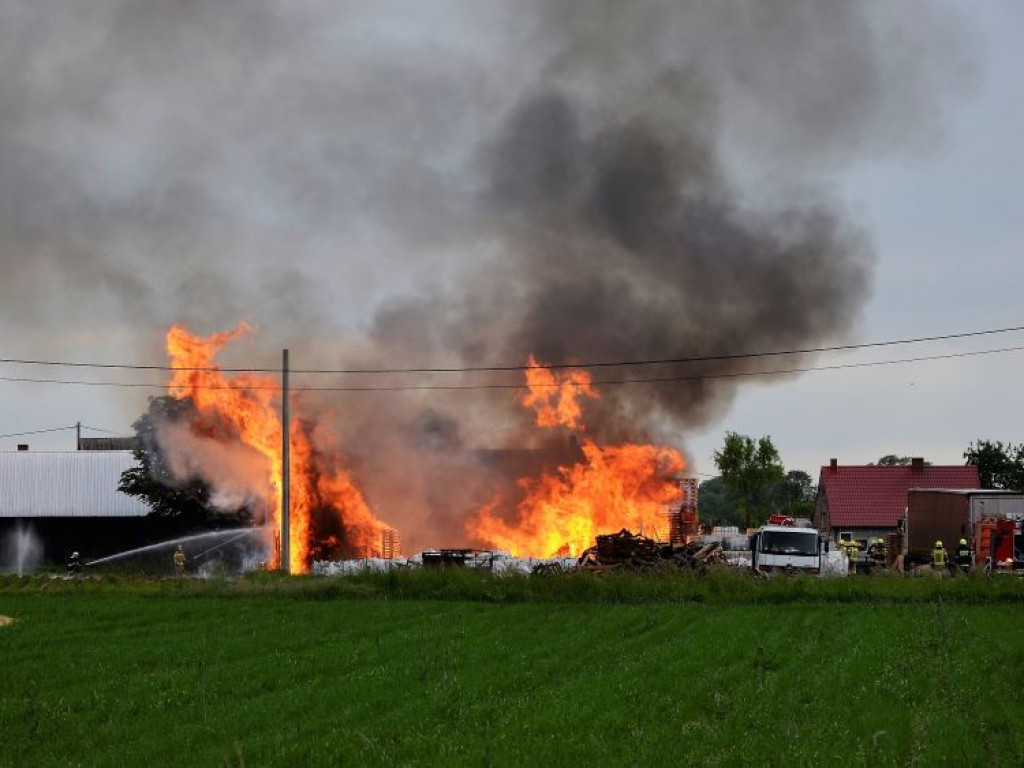 Pożar składu palet w Palatach