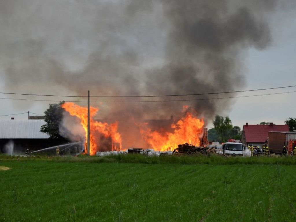 Pożar składu palet w Palatach