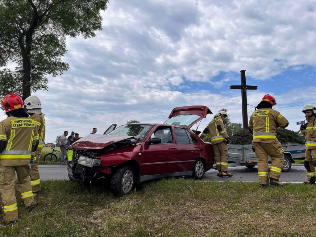 Zderzenie aut na skrzyżowaniu dróg w Smolnikach