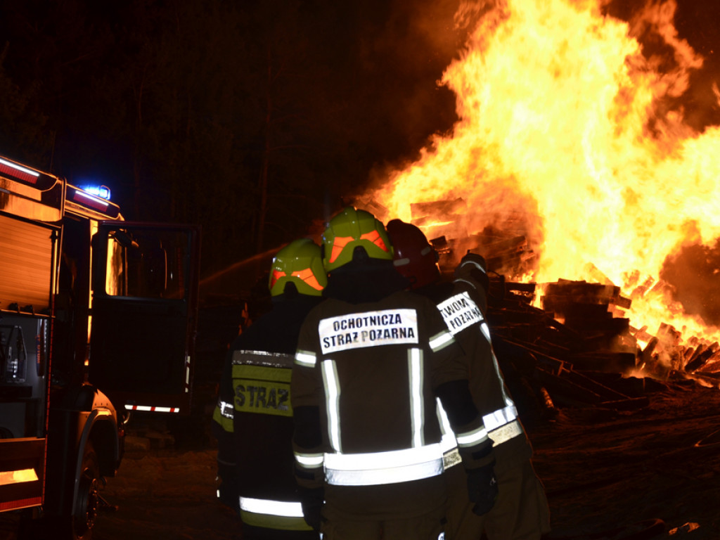 Pożar składu drewna w Salamonach