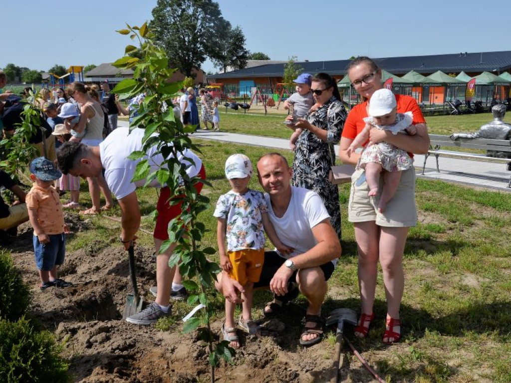 KRASZEWICE: Urodzone w 2021 roku dzieci mają swoje drzewa