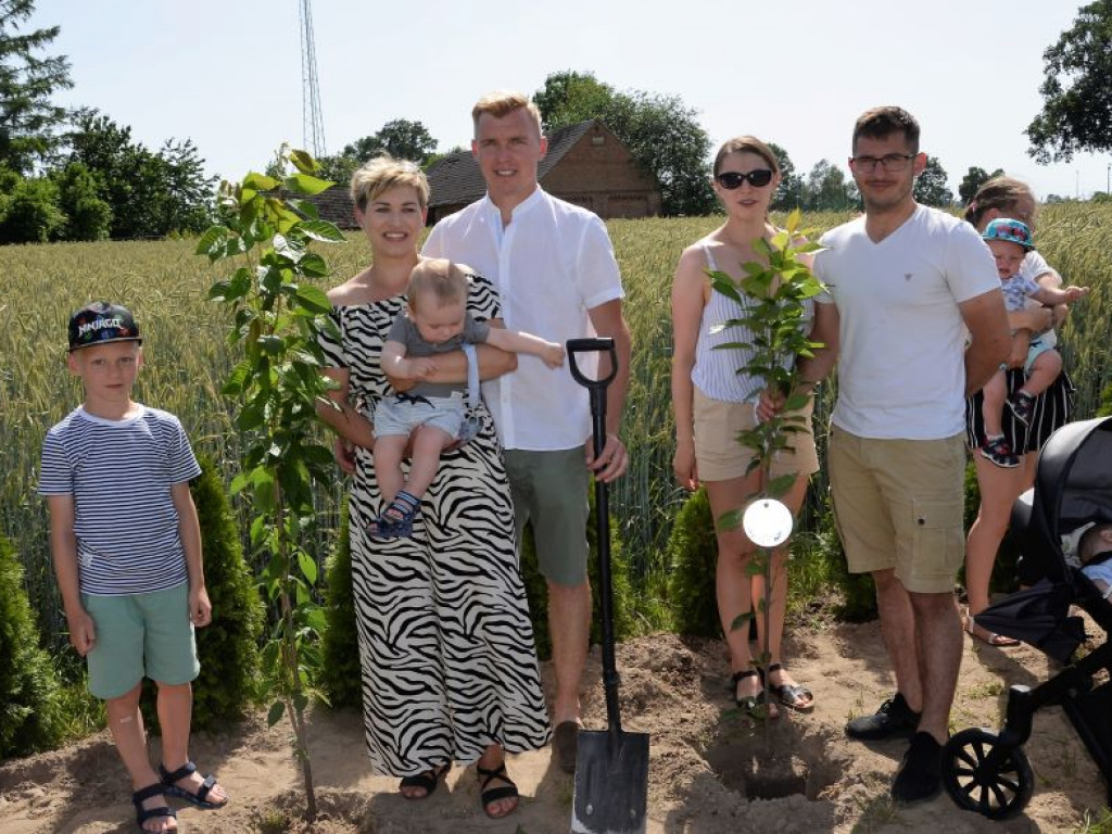 KRASZEWICE: Urodzone w 2021 roku dzieci mają swoje drzewa