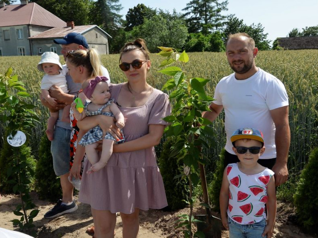 KRASZEWICE: Urodzone w 2021 roku dzieci mają swoje drzewa