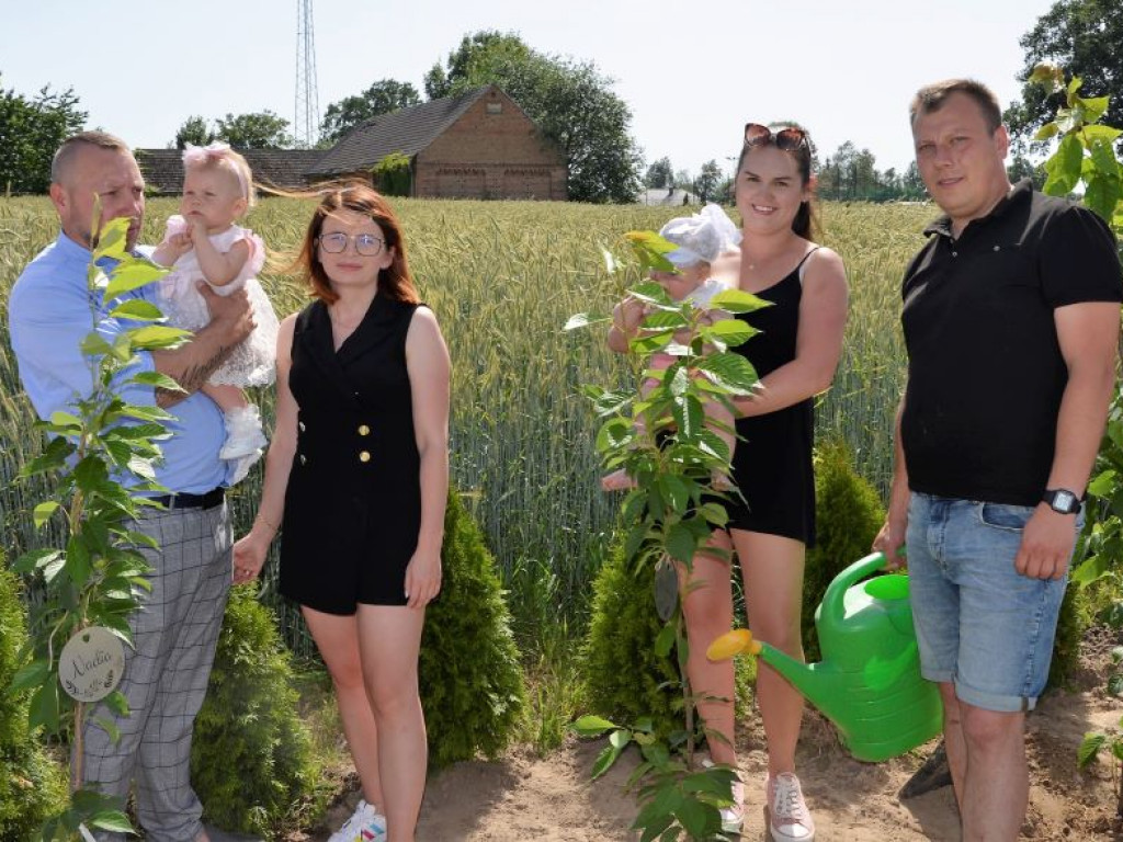 KRASZEWICE: Urodzone w 2021 roku dzieci mają swoje drzewa
