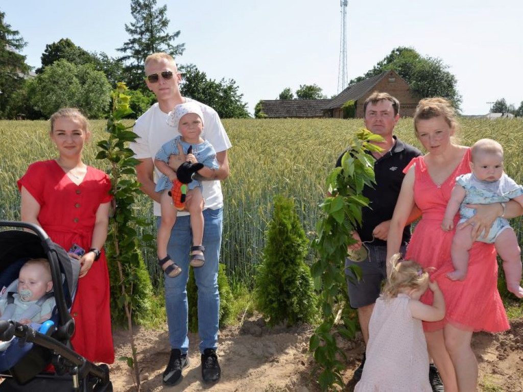 KRASZEWICE: Urodzone w 2021 roku dzieci mają swoje drzewa