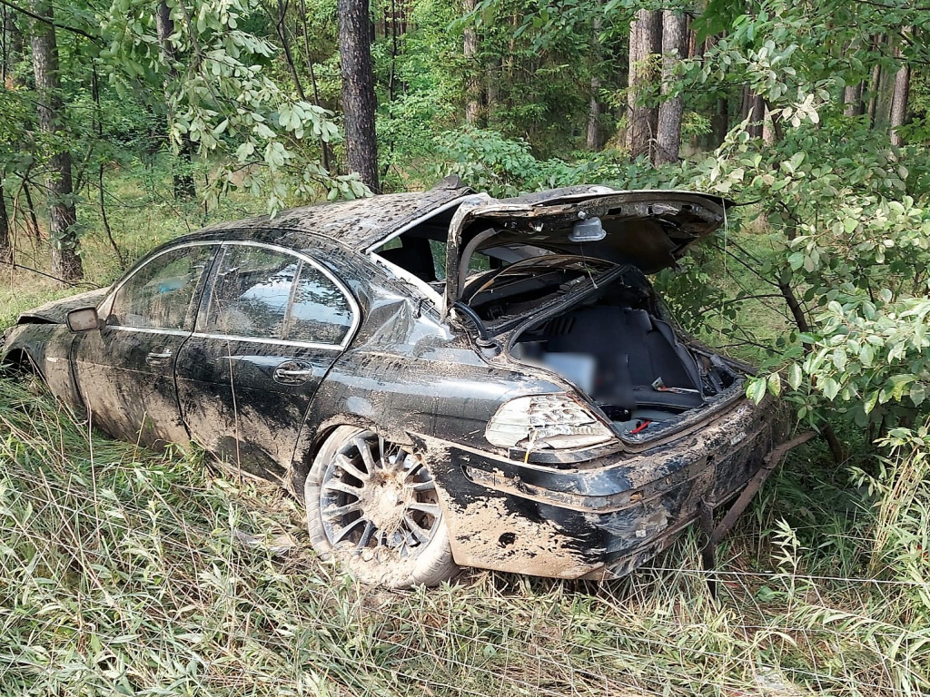 Kierujący BMW staranował barierę ochronną i dachował w lesie
