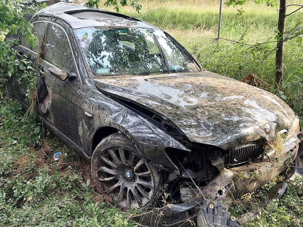 Kierujący BMW staranował barierę ochronną i dachował w lesie