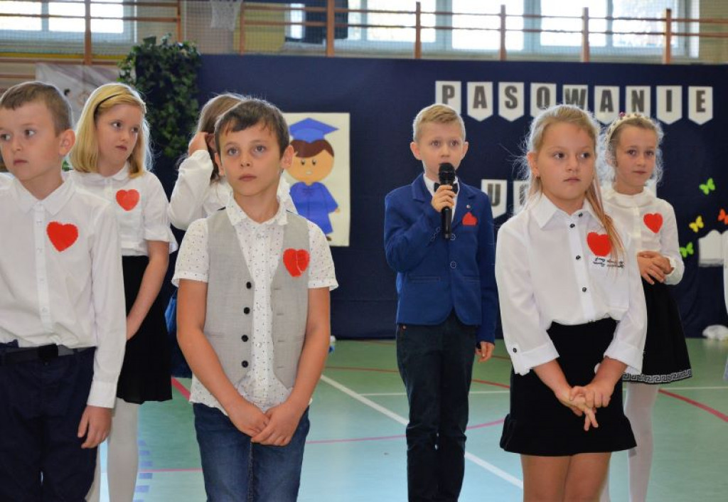 KRASZEWICE - Pierwszaki ślubowały na sztandar