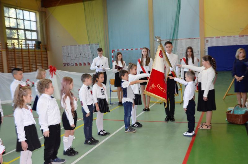 KRASZEWICE - Pierwszaki ślubowały na sztandar