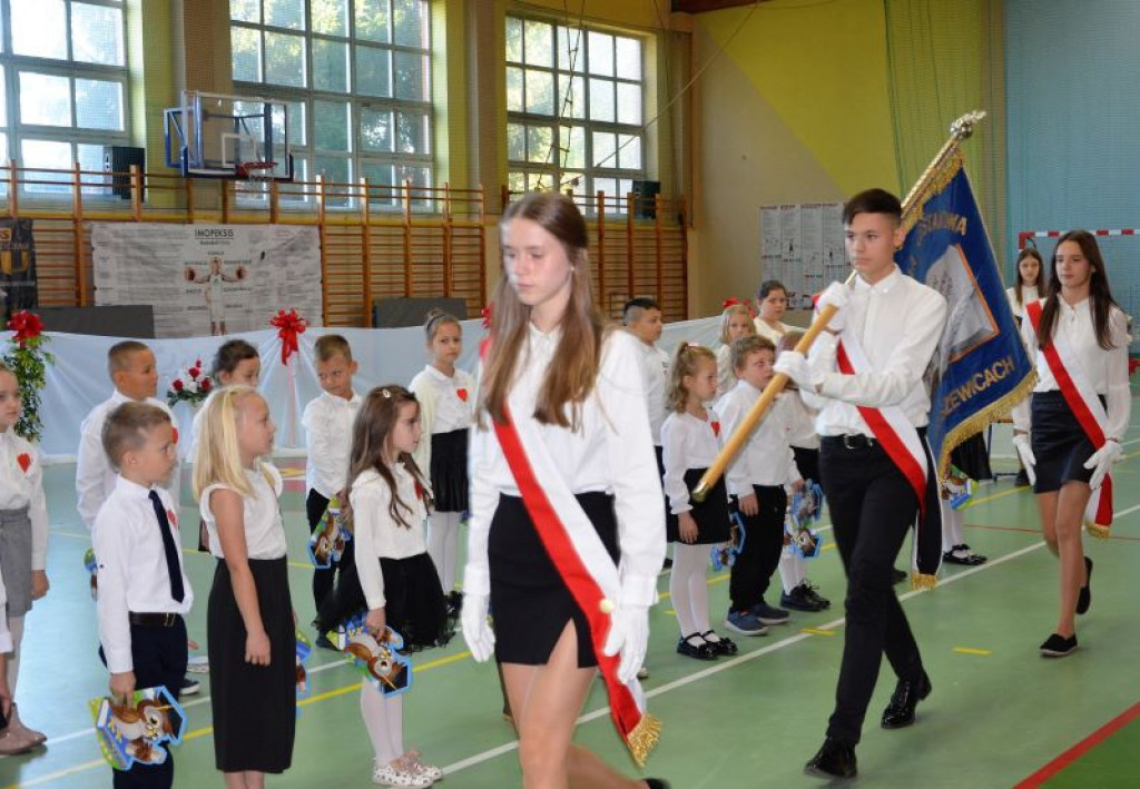 KRASZEWICE - Pierwszaki ślubowały na sztandar