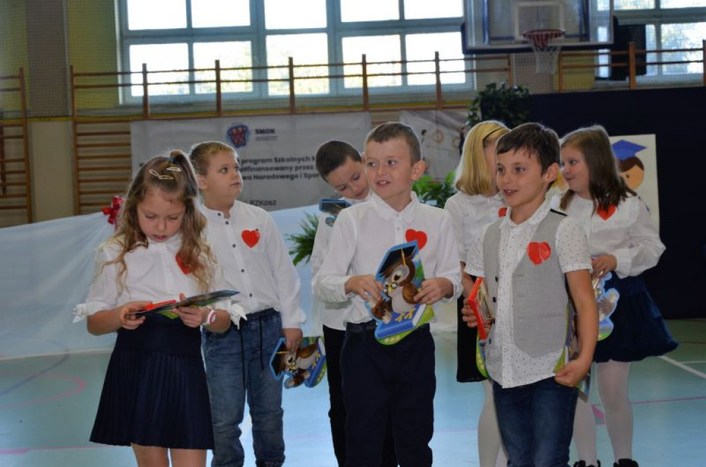 KRASZEWICE - Pierwszaki ślubowały na sztandar