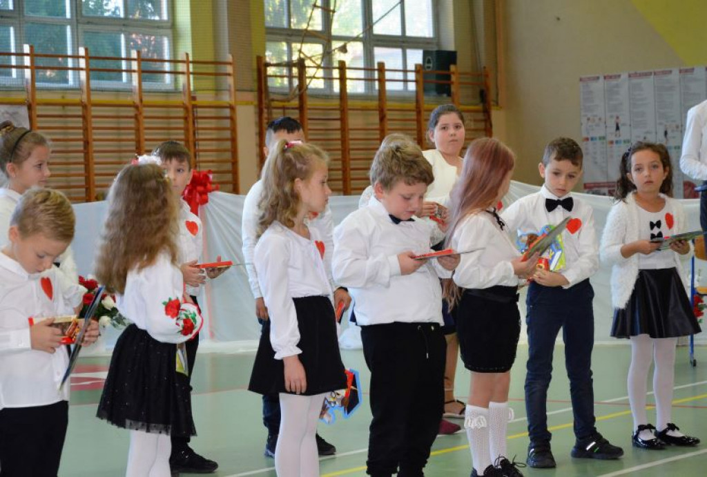 KRASZEWICE - Pierwszaki ślubowały na sztandar