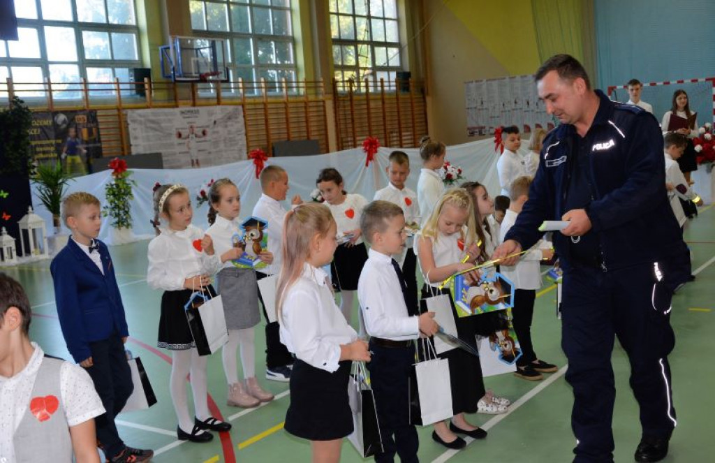KRASZEWICE - Pierwszaki ślubowały na sztandar