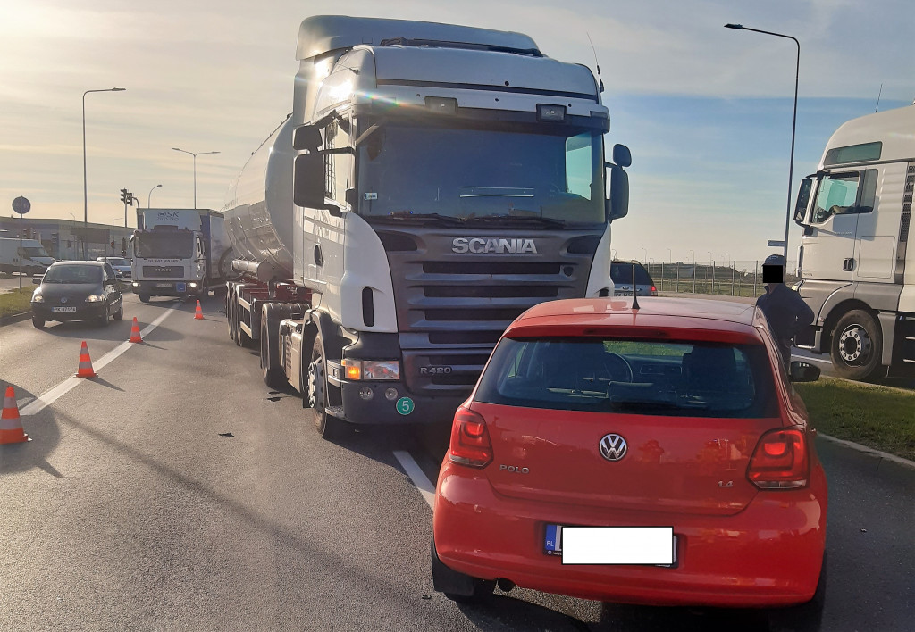Zderzenie samochodu osobowego z cysterną
