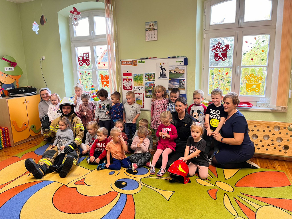 Strażacy w przedszkolu w Grabowie