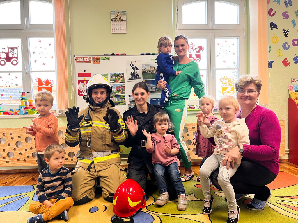Strażacy w przedszkolu w Grabowie