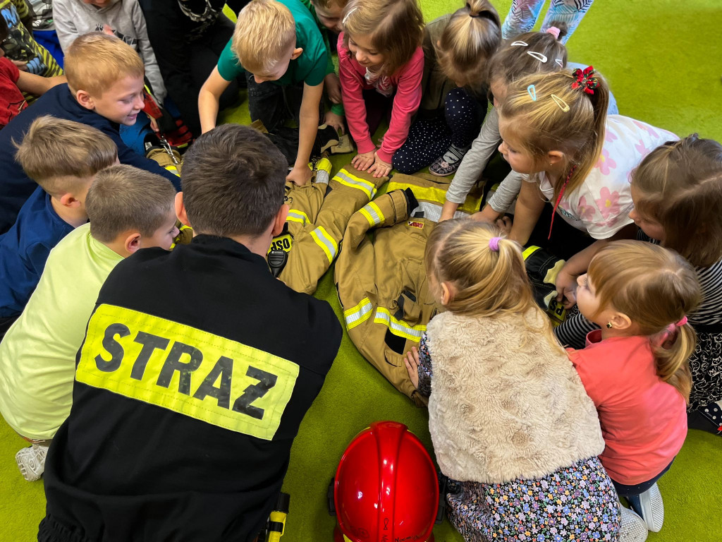 Strażacy w przedszkolu w Grabowie