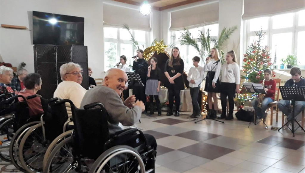 Z kolędą u seniorów w DPS w Marszałkach