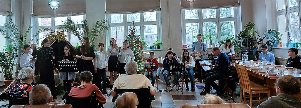 Z kolędą u seniorów w DPS w Marszałkach