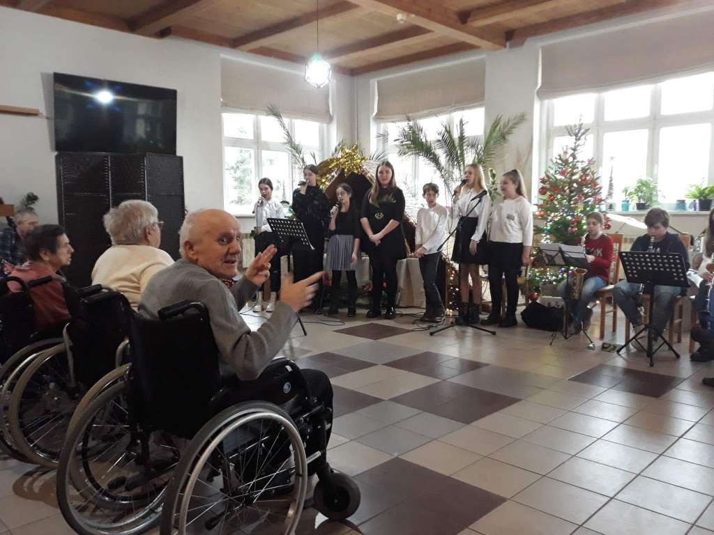 Z kolędą u seniorów w DPS w Marszałkach