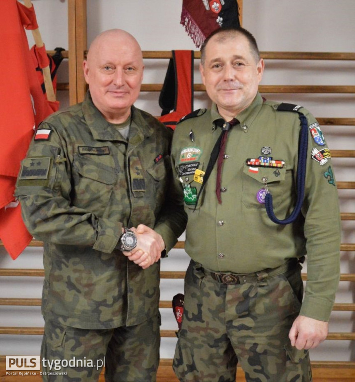 Generał na biwaku z harcerzami