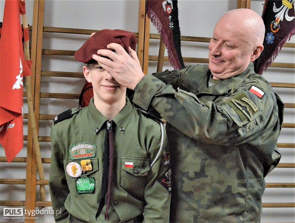 Generał na biwaku z harcerzami