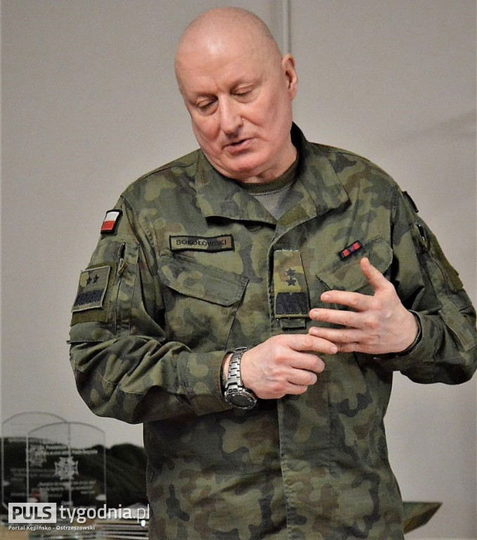 Generał na biwaku z harcerzami