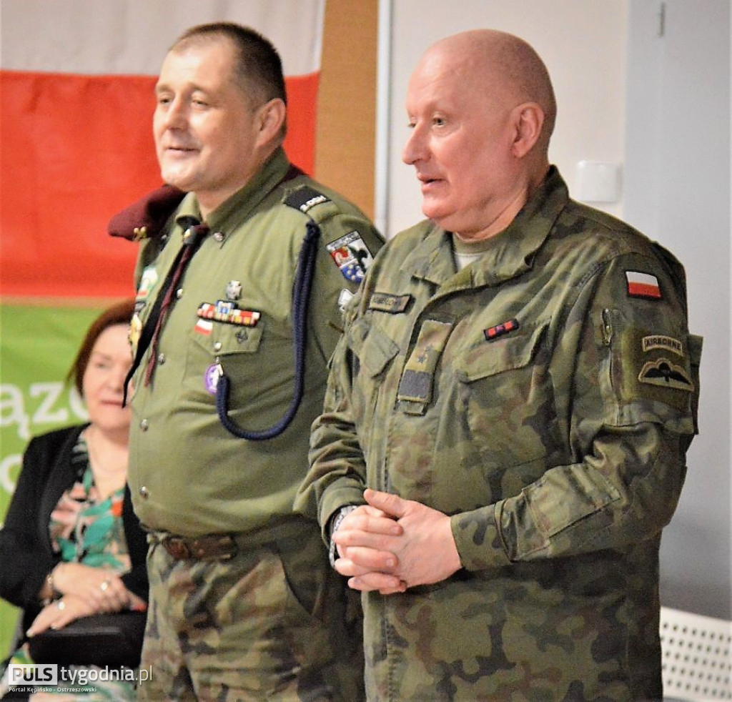 Generał na biwaku z harcerzami