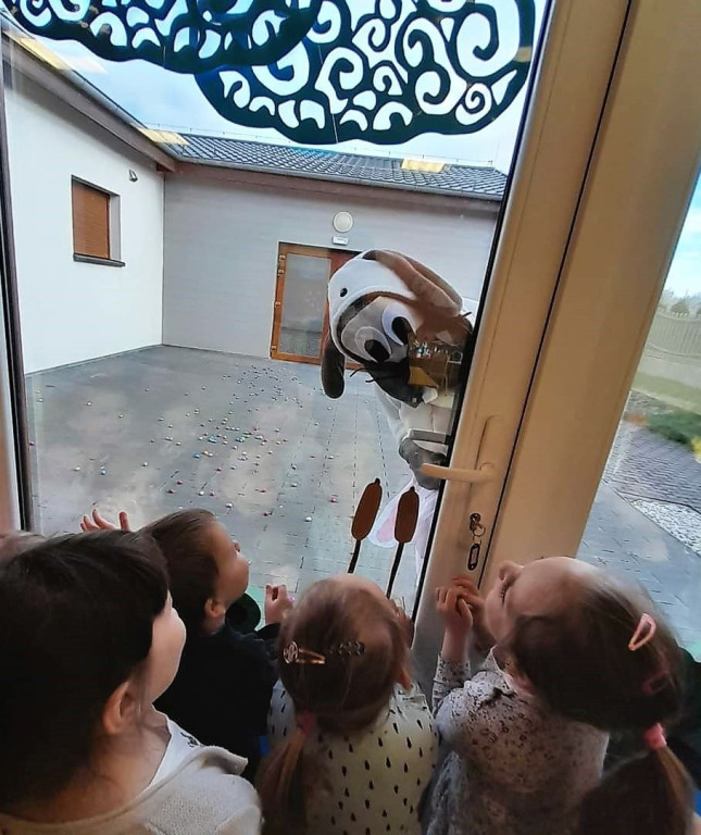 Zajączek odwiedził dzieciaki z Mąkoszyc