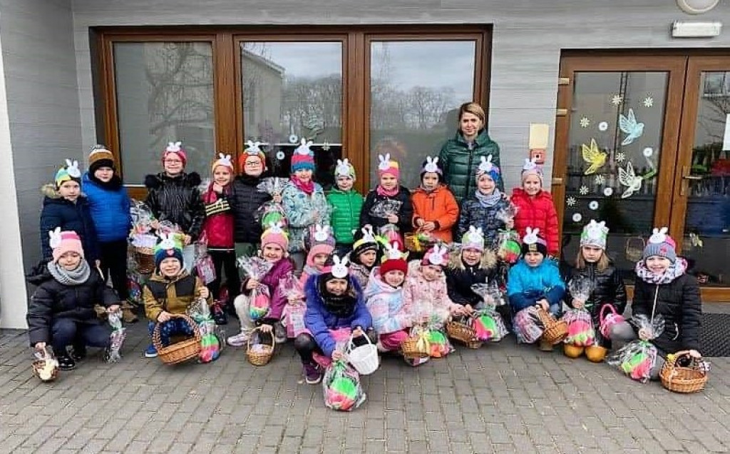 Zajączek odwiedził dzieciaki z Mąkoszyc
