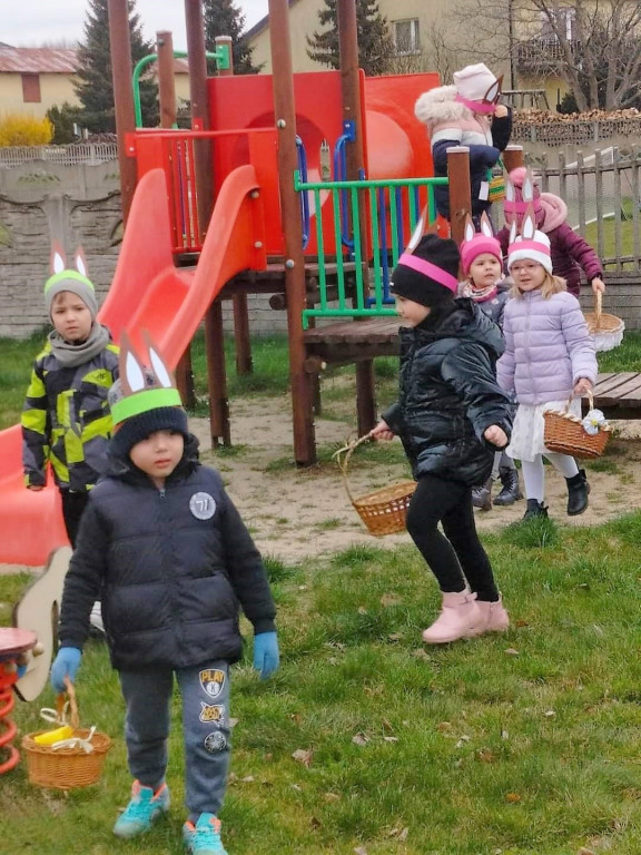 Zajączek odwiedził dzieciaki z Mąkoszyc