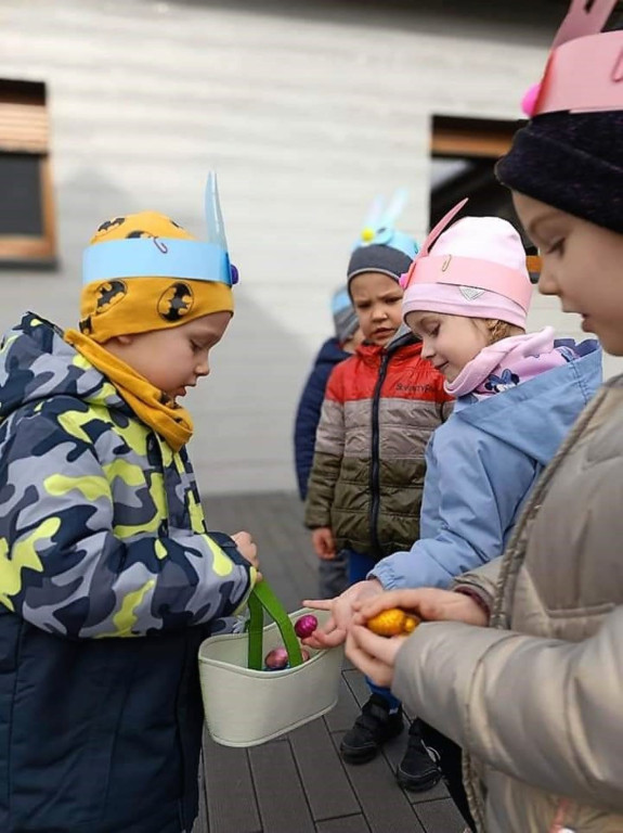 Zajączek odwiedził dzieciaki z Mąkoszyc