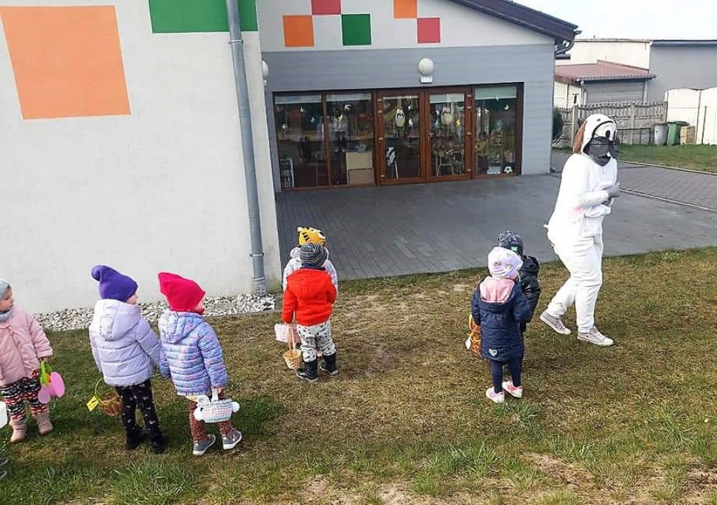 Zajączek odwiedził dzieciaki z Mąkoszyc