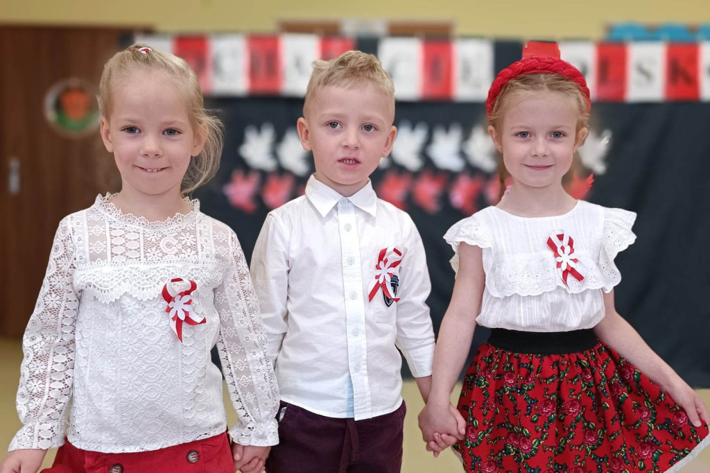 Pokaz mody patriotycznej w Mąkoszycach