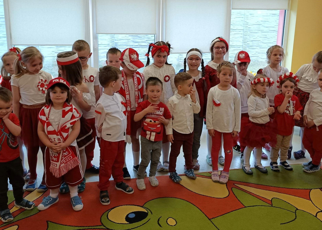 Pokaz mody patriotycznej w Mąkoszycach