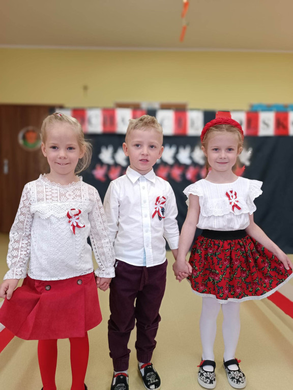 Pokaz mody patriotycznej w Mąkoszycach