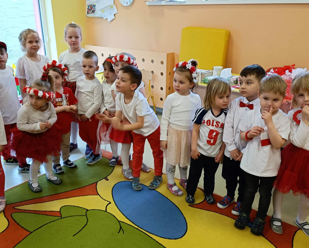 Pokaz mody patriotycznej w Mąkoszycach