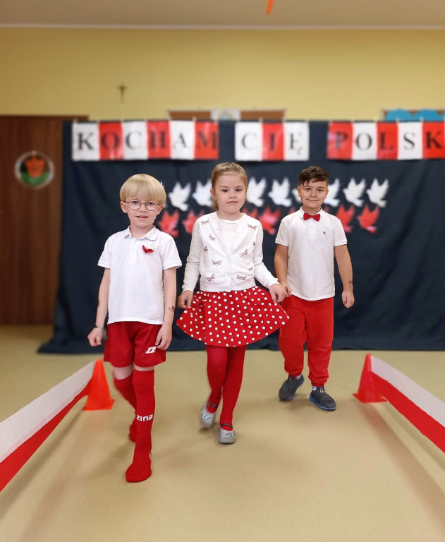 Pokaz mody patriotycznej w Mąkoszycach