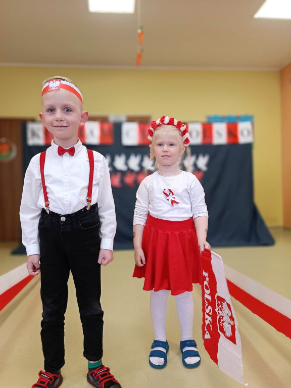 Pokaz mody patriotycznej w Mąkoszycach