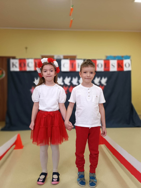 Pokaz mody patriotycznej w Mąkoszycach