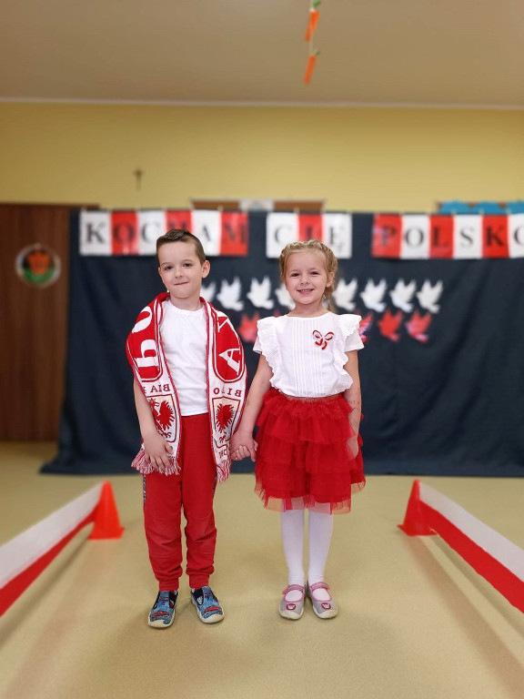 Pokaz mody patriotycznej w Mąkoszycach