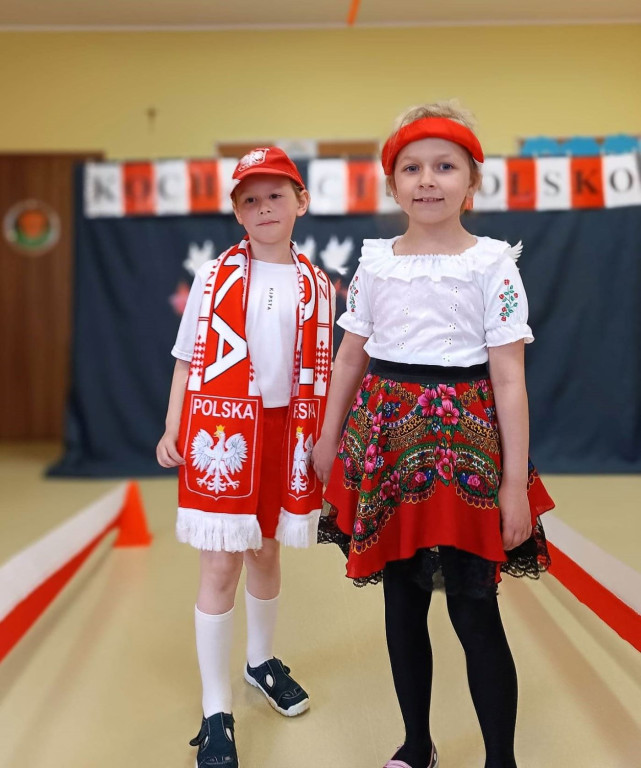 Pokaz mody patriotycznej w Mąkoszycach