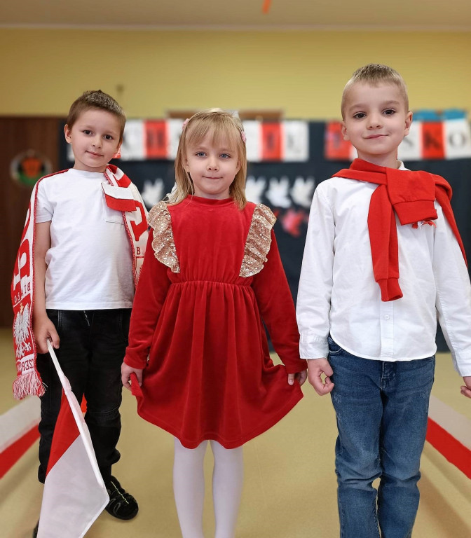 Pokaz mody patriotycznej w Mąkoszycach